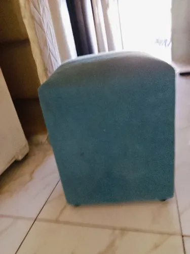 Puff pesado , feito com madeira resistente 