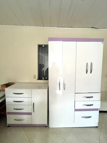 GUARDA-ROUPA + CÔMODA EM BOM ESTADO!