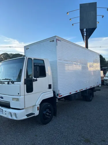 Ford Cargo 815 com baú