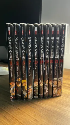 Lote Desapego Mangás Shonen/Seinen - Berserk, Demon Slayer, Jujutsu Kaisen e Chainsaw Man