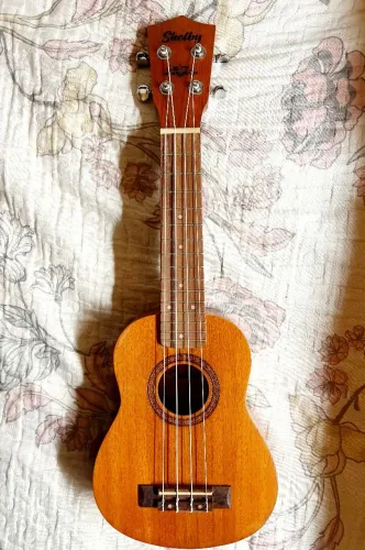 UKULELE SHELBY - SU21M NATURAL MARROM - ESTADO DE NOVO!