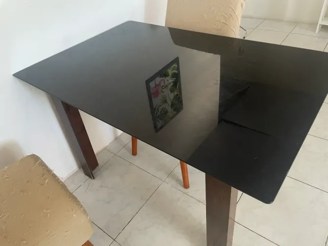 Mesa de madeira 4 lugares com tampo de vidro