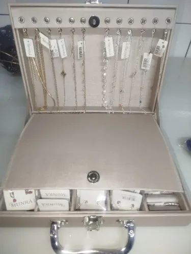 Vendo maleta de semi joia