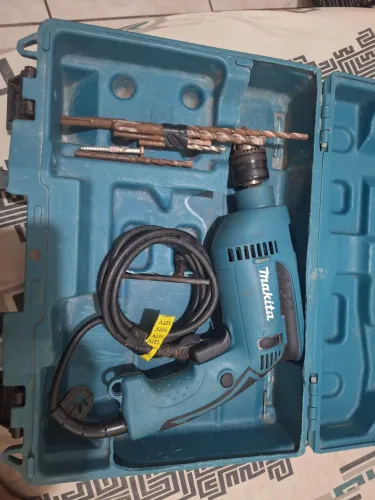 Vende-se furadeira makita muito nova