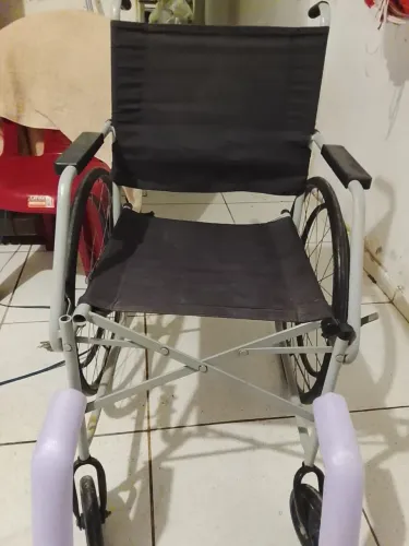 Tem uma cadeira de roda semi no a