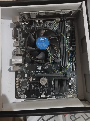 placa-mãe PCWARE IPMH310G 2.0 com um processador Intel Core i3-9100