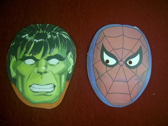 Lote com duas máscaras originais Hulk e Homem-Aranha