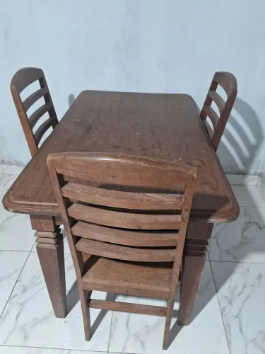 Mesa super forte de madeira com 4 cadeiras 