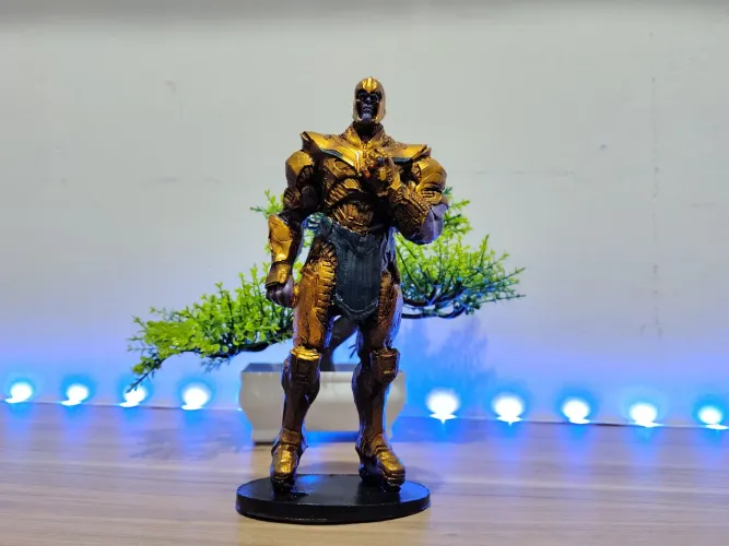 BONECO THANOS COM ARMADURA COLECIONAVEL EM RESINA 
