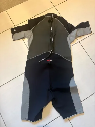Roupa de mergulho curta masculina