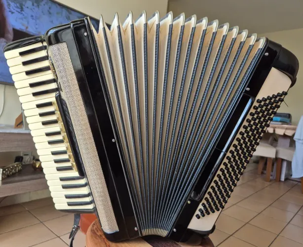 Vendo acordeon Scandalli 120 baixos