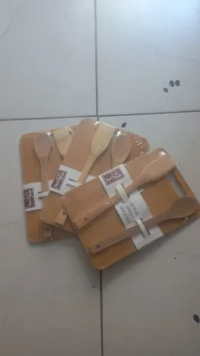 KIT COLHER vem com espátula e tábua de corte .