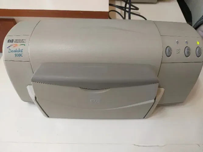 Impressora HP Deskjet 930c, ótimo estado, não possui os cartuchos de tintas.