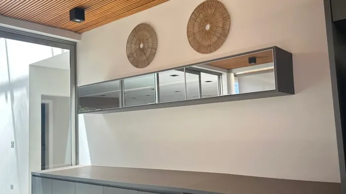 Vendo móvel armário aéreo para cozinha/area gourmet com portas de vidro espelhadas