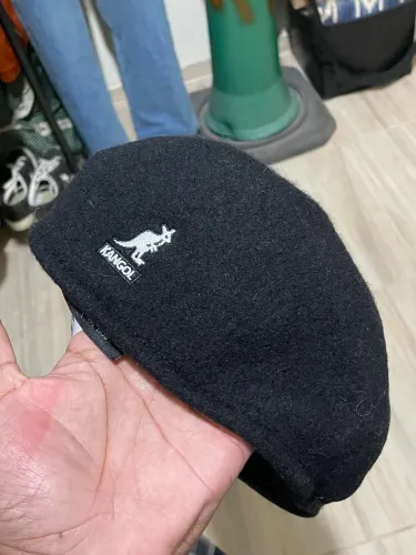Boina Kangol de lá batida 