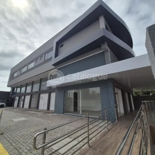 Alugo 9 salas comerciaide 24 e 18 m2 com banheiro e espaço pra cozinha