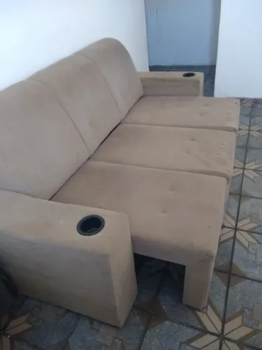 Sofá retrátil de três lugares e porta copos 