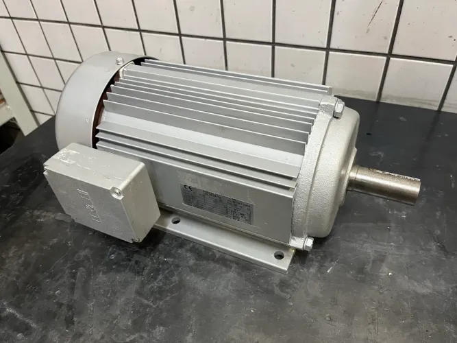 Motor elétrico trifásico 220/380 volts 3,7 kW ( 5,0 cv) 2 polos - 3520 rpm 