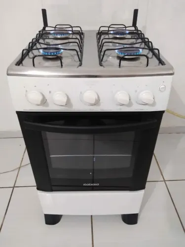 Vendo fogão " ITATIAIA" AUTOMÁTICO " BEM CONSERVADO " O FORNO ESTÁ NOVO ".