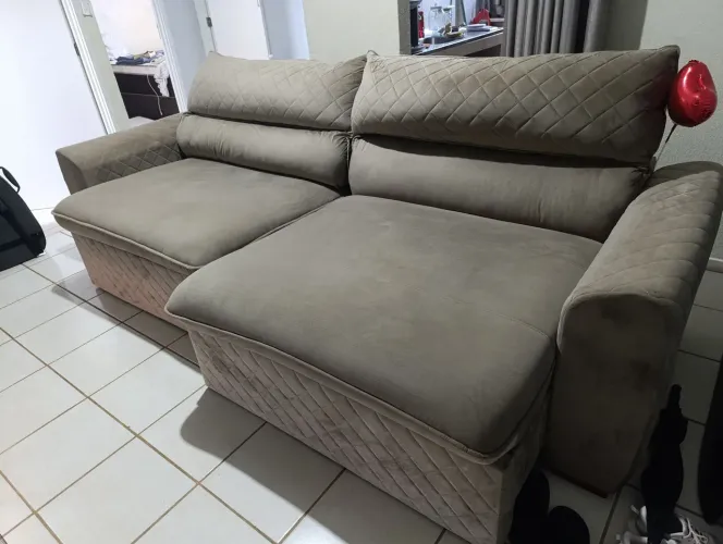 Vendo sofá com encosto reclinável e assento retrátil 