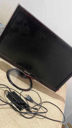 Vende se monitores de computador com defeito