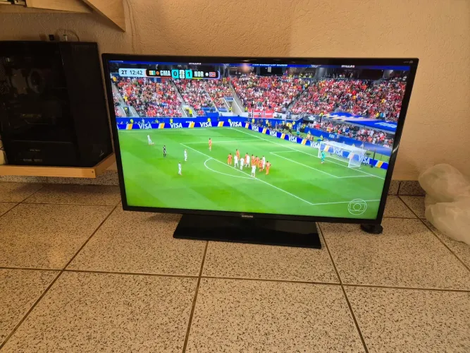Tv Samsung 40 polegadas, com risco na tela