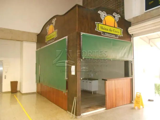 BOX Loja Comercial de esquina com 16m², fechamento em toldo vertical com cadeados, balcão 
