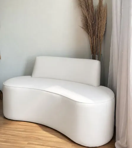 Sofá com curvas suaves e desing orgânico que trás conforto e charme para o seu ambiente.