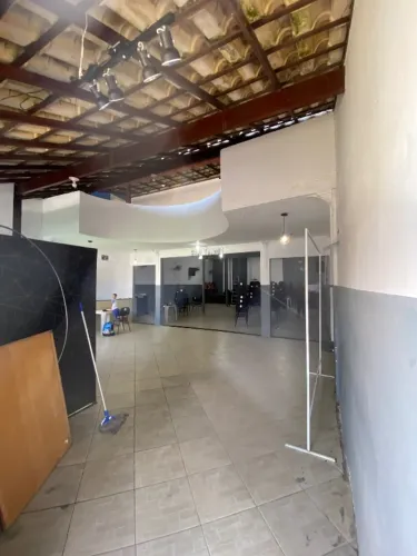 Salão com vestiário e piscina