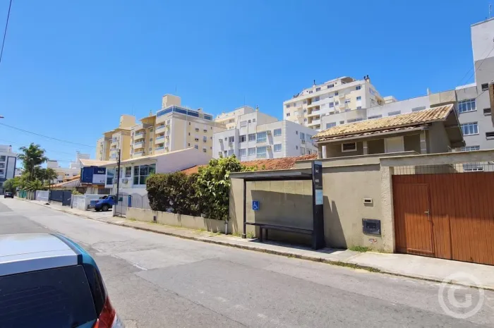 Casa com três dormitórios e área de lazer privativa no Abraão