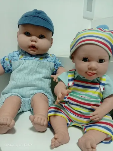 Kit com 2 bebe lindos está até com lacre no boné e toca 