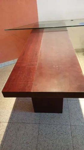 Mesa de madeira 2,10 m com tampo de vidro - escritório / reunião