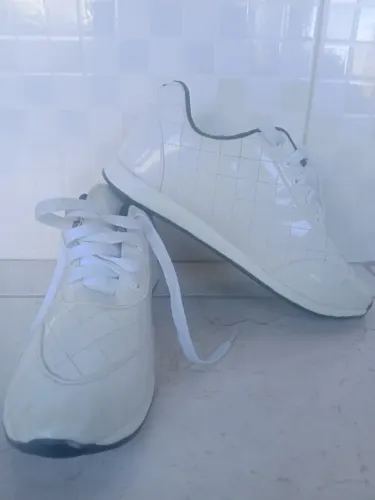 Tênis branco semi novo em perfeito estado n.36