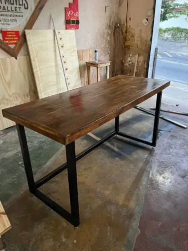 Mesa estilo industrial metal e madeira rústica sob medida 