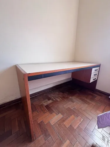 Mesa de escritório com 3 gavetas - Medidas: 1,65 m x 55 cm