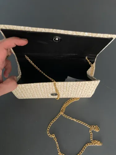Bolsa de festa tipo clutche com relevo e alça 
