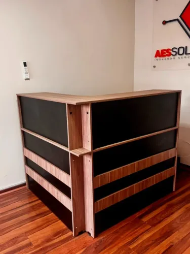 Recepção em exelente estado, e 100% madeira MDF