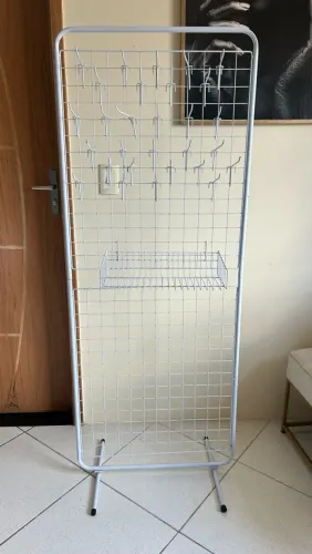 Biombo de chão expositor aramado branco