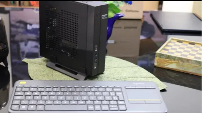 Mini pc com 8gb de RAM e 120gb de SSD