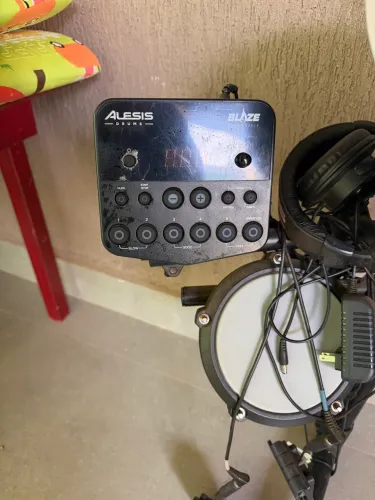 Bateria eletrônica ( semi Profissional) Alesis Drums 