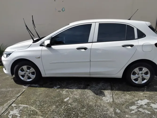 Vendo ou passo onix 2021 em excelente estado de conservação com ar direção vidros elwtrico