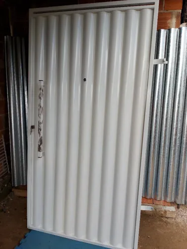 Portão em chapa lambril galvanizada 