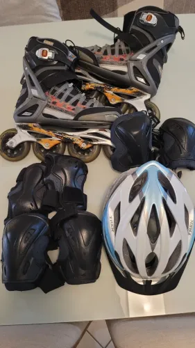Kit com patins roller da marca Rollerblade tamanho 39, mais equipamentos de segurança.