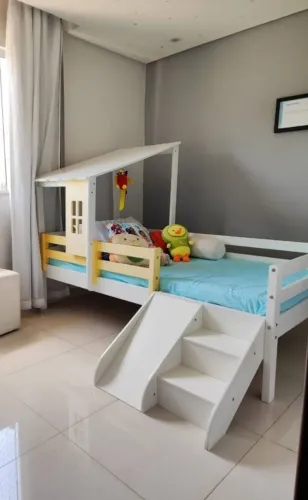Cama infantil casinha e escorregador 