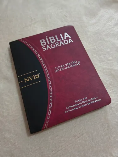 Bíblia NVI slim bicolor Preta e Bordô