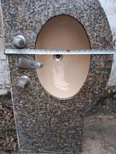 Bancada e armário de banheiro