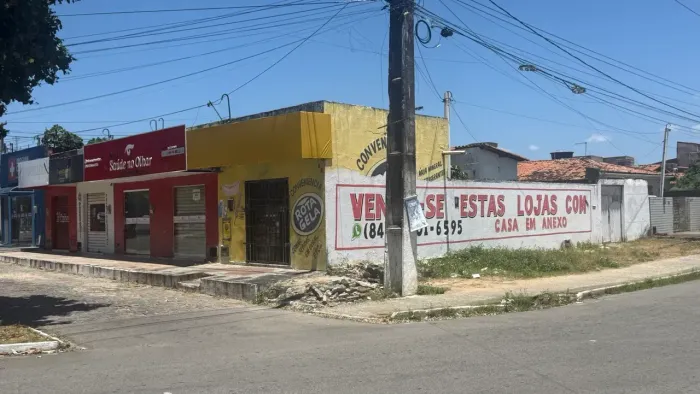 CASA A VENDA NA AV. ITAPERINGA na Esquina da Av. RIO DOCE com Lojas em Anexo