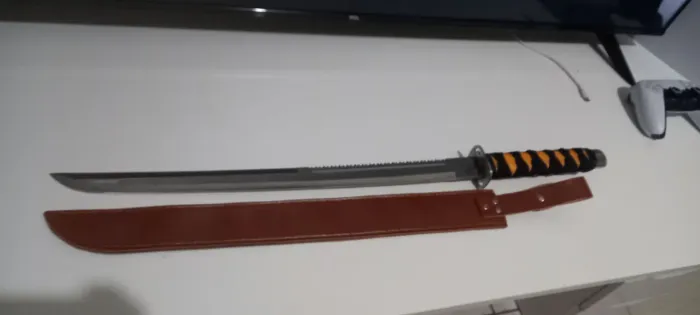Katana de metal novo com bainha