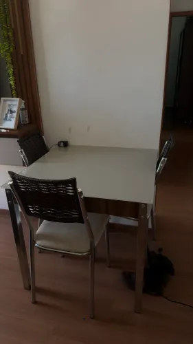 Vendo mesa com cadeiras