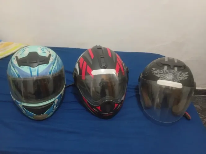 Apenas venda três capacetes seminovos